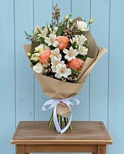 Букет цветов из:  Альстромерии, Лизиантусы, Розы и Хризантемы в Турово