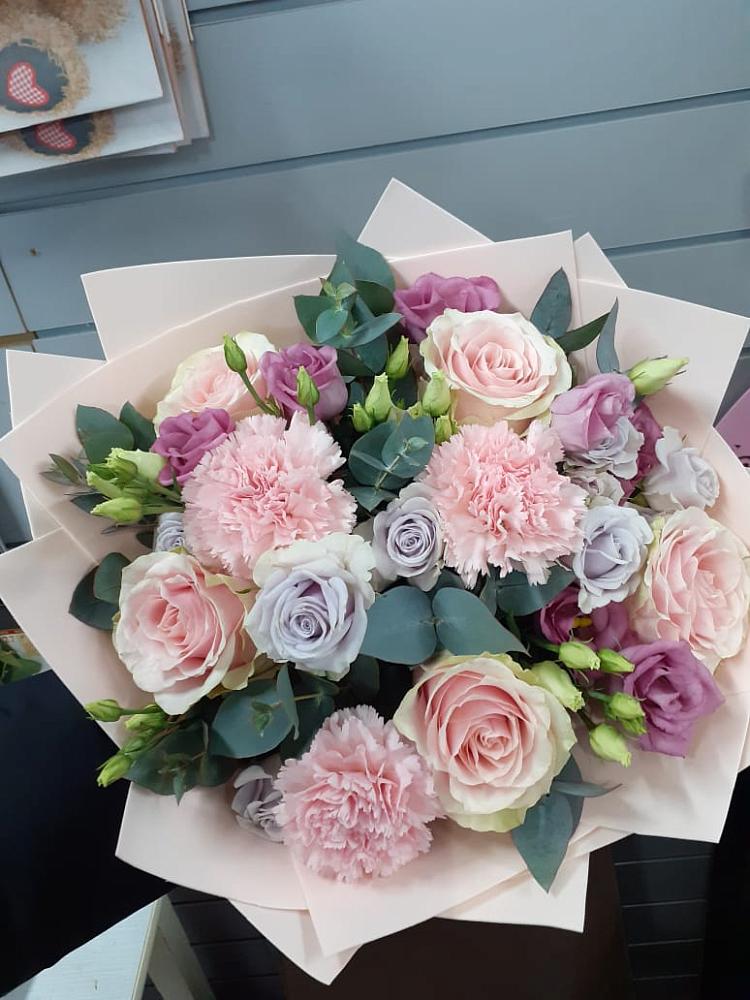 Букет цветов из: Розы, Гвоздики и Лизиантусы в Турово